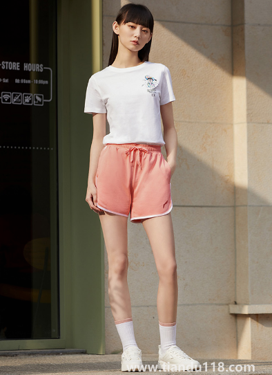 運動短褲買正好的還是大一號的2