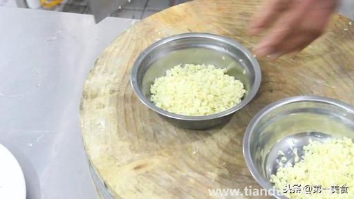 蒜蓉蝦的做法(蒜蓉蝦怎么做)(圖4) 蒜蓉蝦的做法(蒜蓉蝦怎么做)(圖4)