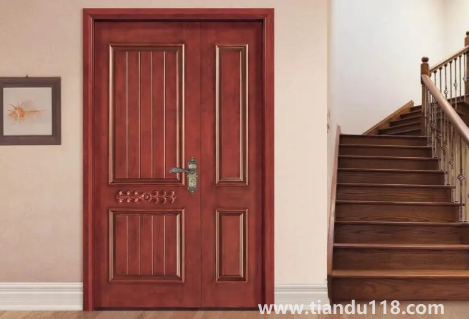 入戶門(mén)對(duì)下樓梯五帝錢(qián)怎么掛（玄關(guān)可化解大門(mén)對(duì)下樓梯嗎）