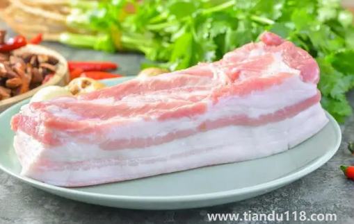 豬肉夜里發(fā)出藍光能吃嗎(豬肉怎么挑選)(圖2) 豬肉夜里發(fā)出藍光能吃嗎2