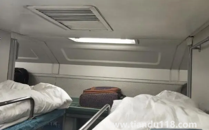 2022女生坐火車(chē)硬臥是上鋪好還是下鋪好(坐火車(chē)女孩選下鋪會(huì)怎么樣)(圖3) 女生坐火車(chē)硬臥是上鋪好還是下鋪好20223