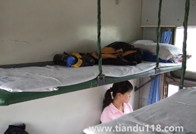 2022女生坐火車(chē)硬臥是上鋪好還是下鋪好(坐火車(chē)女孩選下鋪會(huì)怎么樣)(圖2) 女生坐火車(chē)硬臥是上鋪好還是下鋪好20222