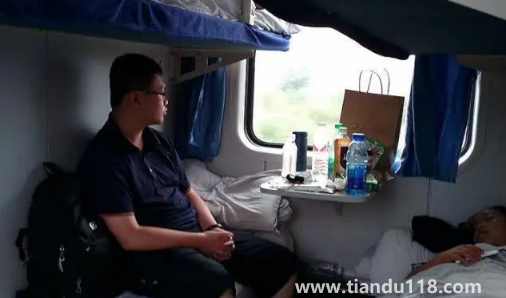 女生坐火車硬臥過夜安全嗎(女生硬臥應(yīng)該買哪一層)(圖2) 女生坐火車硬臥過夜安全嗎2