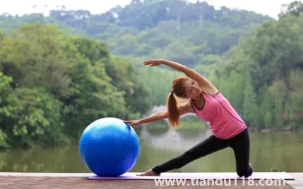 瑜伽球大一點(diǎn)好還是小一點(diǎn)好(瑜伽球怎么選擇尺寸)(圖2) 瑜伽球大一點(diǎn)好還是小一點(diǎn)好2