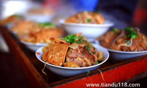 2022國慶節(jié)辦酒席會(huì)比平時(shí)貴嗎(2022年國慶節(jié)哪幾天適合擺酒席)(圖1) 2022國慶節(jié)辦酒席會(huì)比平時(shí)貴嗎1