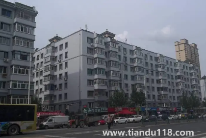 樓房鄰居門(mén)對(duì)門(mén)掛什么最好(自家大門(mén)對(duì)被人窗戶(hù)如何化解)(圖1) 樓房鄰居門(mén)對(duì)門(mén)掛什么最好 1