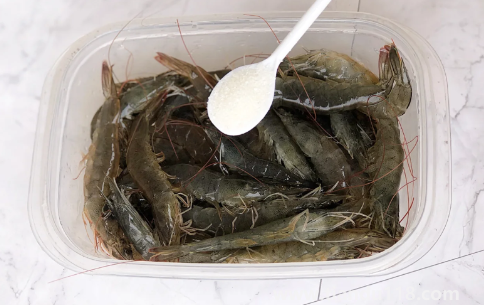 活蝦可以放礦泉水瓶保存嗎(蝦要怎么正確放冰箱速凍)(圖3) 活蝦可以放礦泉水瓶保存嗎3