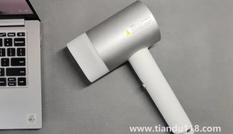 用吹風機吹鞋子會變黃嗎(吹風機吹鞋子怎么能快速吹干)(圖3) 用吹風機吹鞋子會變黃嗎3