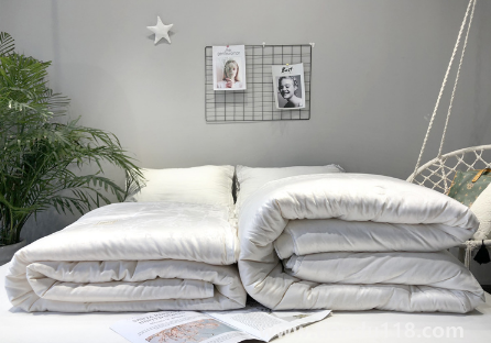 大豆被和絲棉被是不是同樣的材料（大豆被和絲綿被有啥區(qū)別）