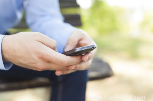 手機(jī)放在枕頭邊有害嗎(睡覺(jué)把手機(jī)放在旁邊會(huì)有輻射嗎)(圖1) 手機(jī)放在枕頭邊有害嗎1