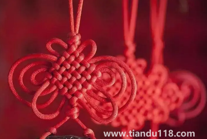 門對門掛中國結可以掛門上嗎(掛中國結要注意什么)(圖1) 門對門掛中國結可以掛門上嗎 1