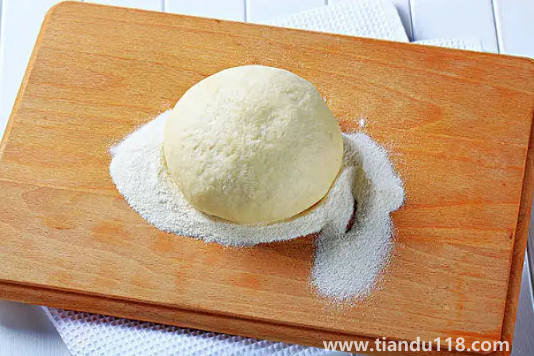 發(fā)面過了一夜晚早上還能做嗎(發(fā)面怎么才能又蓬松又柔軟)(圖2) 發(fā)面過了一夜晚早上還能做嗎2