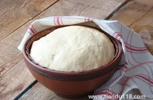 發(fā)面過了一夜晚早上還能做嗎（發(fā)面怎么才能又蓬松又柔軟）