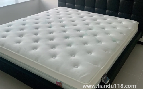 床墊氣味太重晾了一個星期可以睡了嗎(新買的床墊有股味道是正常的嗎)(圖1) 床墊氣味太重晾了一個星期可以睡了嗎1