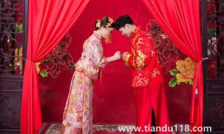 女生回門一定要穿紅色衣服嗎(女生回門的注意事項(xiàng))(圖3) 女生回門一定要穿紅色衣服嗎3