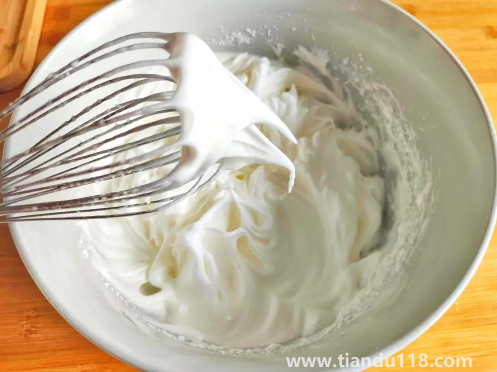 蛋清打出來(lái)的奶油能直接吃嗎(雞蛋清怎么打發(fā)成奶油)(圖2) 蛋清打出來(lái)的奶油能直接吃嗎2