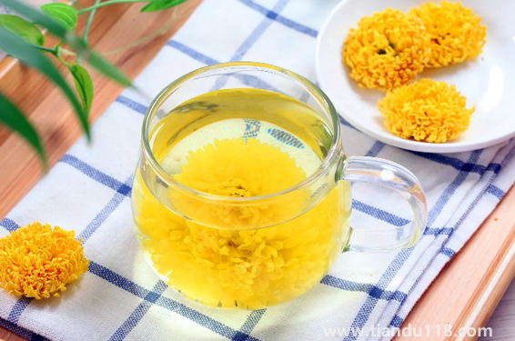 菊花茶放冰糖好還是不放冰糖好（菊花茶放冰糖的注意事項）