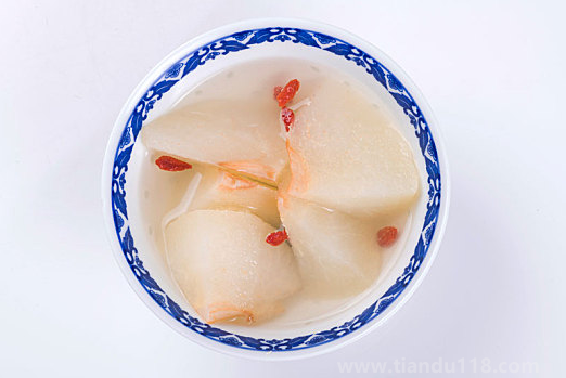 為什么梨水煮完是紅色（喝梨水有什么好處）