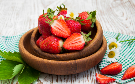 草莓的尖好吃還是底好吃（洗草莓的注意事項）