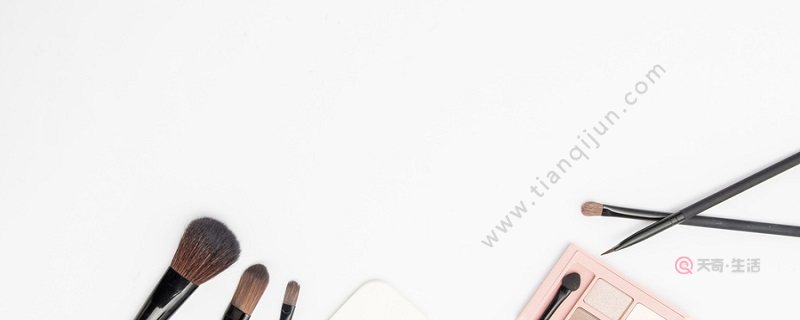 眼部打底用在粉底后嗎 眼部打底用在哪個(gè)步驟(圖1) 眼部打底用在粉底后嗎